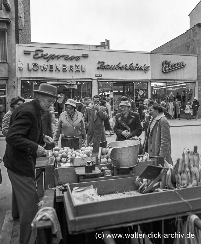 "Alles ganz frisch, die Damen!" 1964