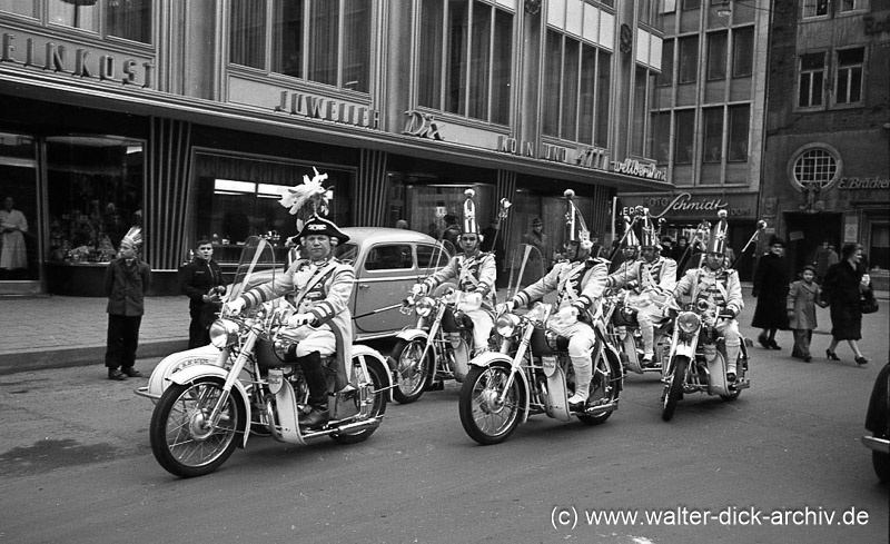 Begleittruppe des Prinzen Karneval 1953 auf Motorrädern