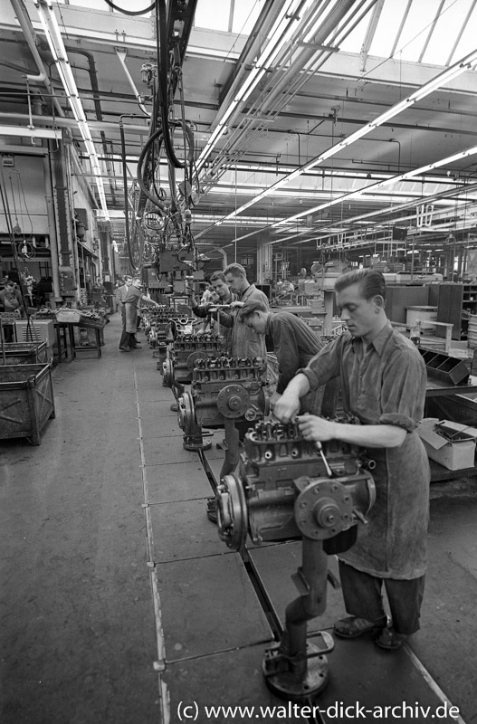 Motorenproduktion am Fließband bei Ford in Köln