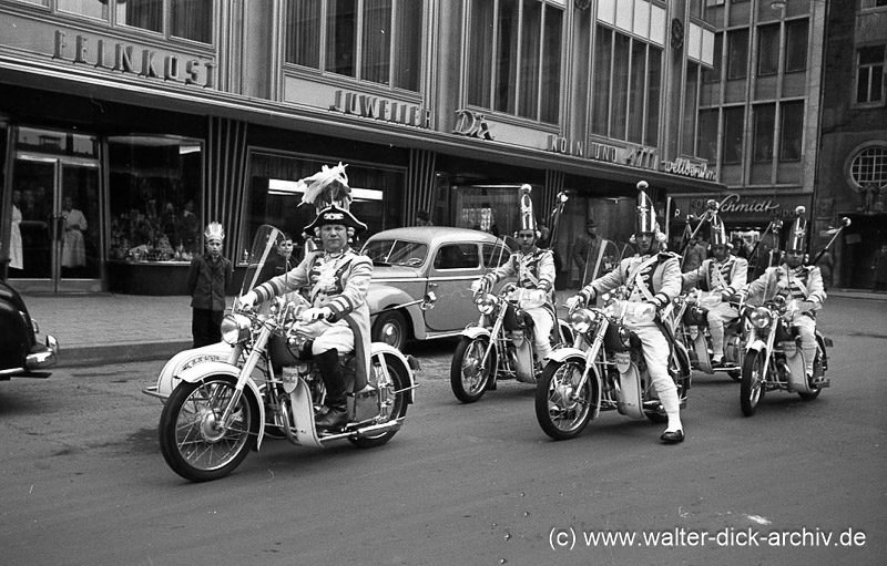 Begleittruppe des Prinzen Karneval 1953 auf Motorrädern