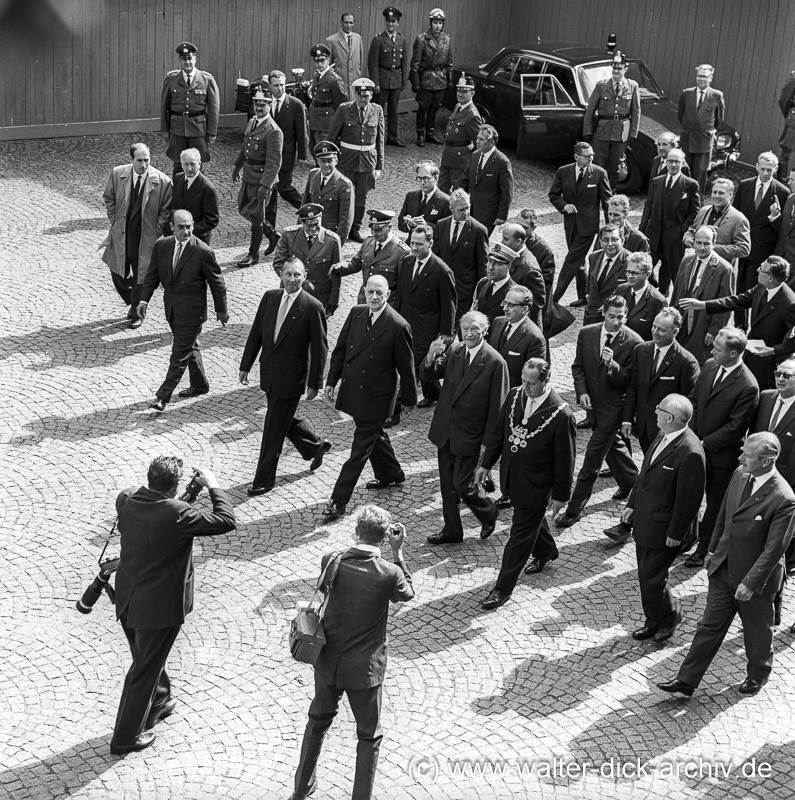 Fußmarsch vom Rathaus zum Gürzenich 1962
