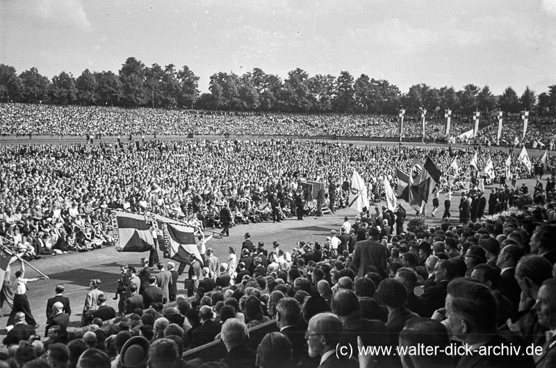 Abschlussfeier im Stadion 1948