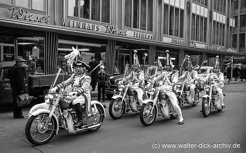 Begleittruppe des Prinzen Karneval 1953 auf Motorrädern