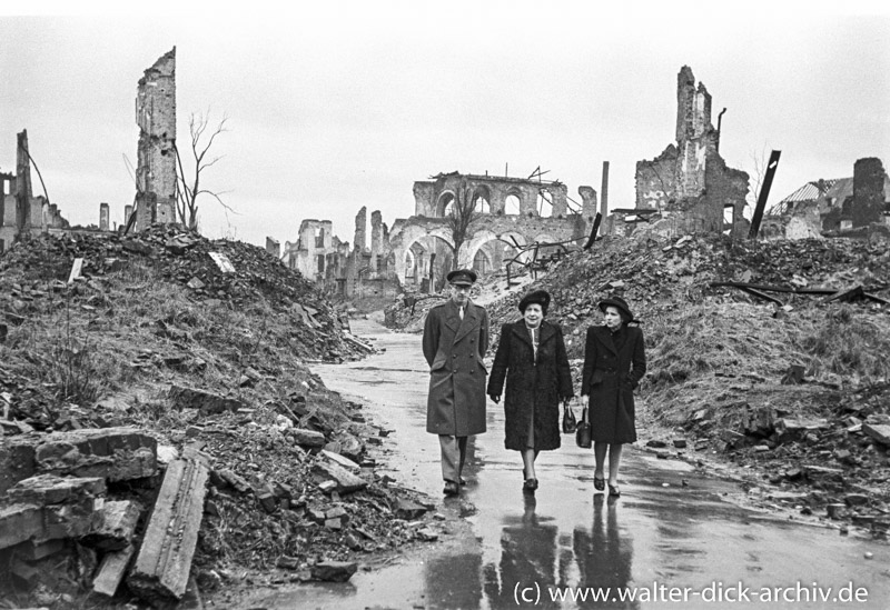 Ein englischer Offizier mit Familie in den Trümmern Kölns