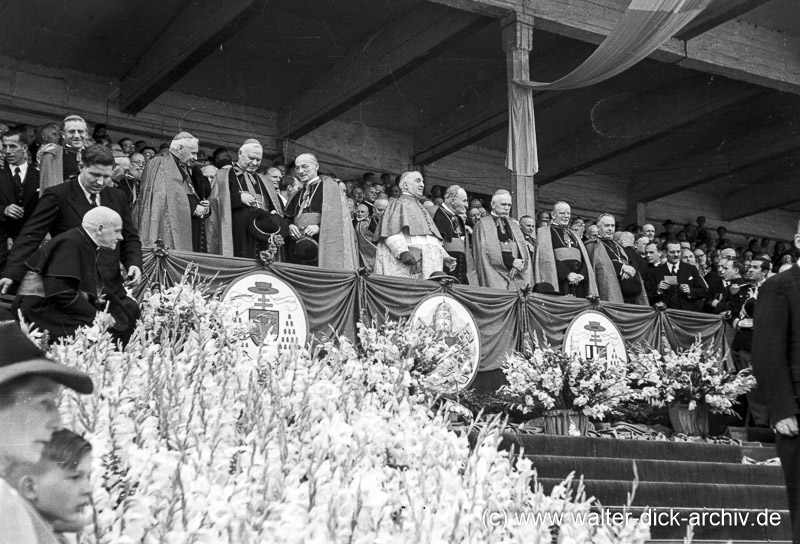 Der hohe Klerus im Stadion 1948