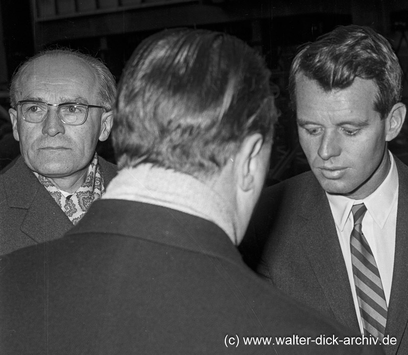 Robert F. Kennedy im Gespräch mit Oberbürgermeister Theo Burauen 1964