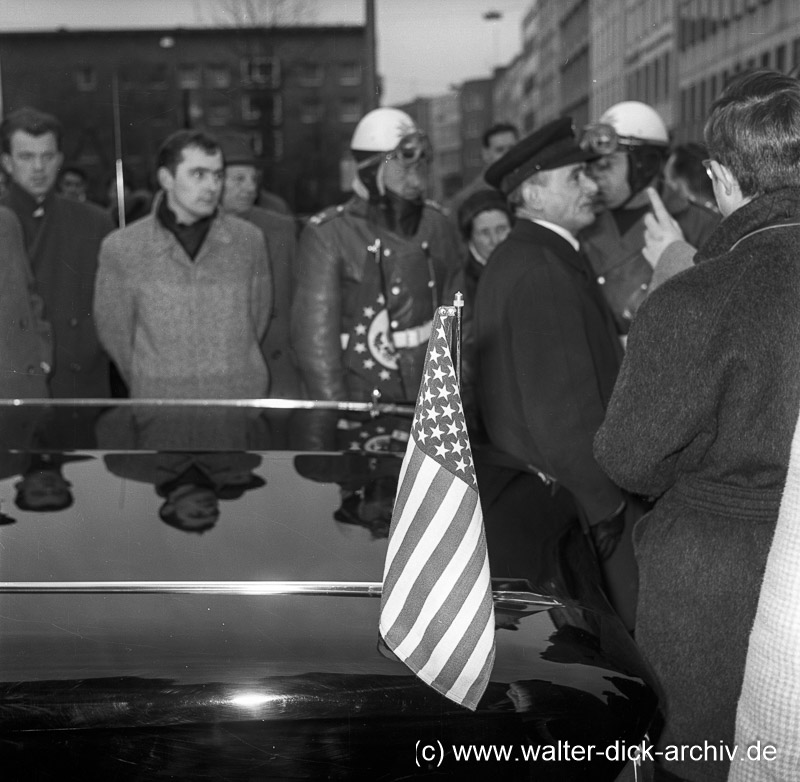 Robert F. Kennedy trifft 1964 am Dom ein