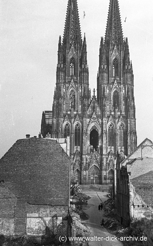 Blick auf die Westfassade des Doms 1946