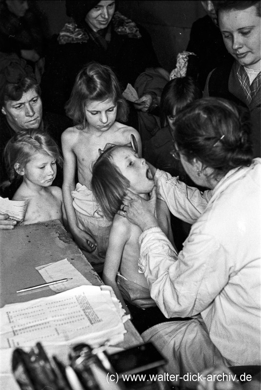 Ärztliche Untersuchung von Kindern im Gesundheitsamt am Neumarkt 1946