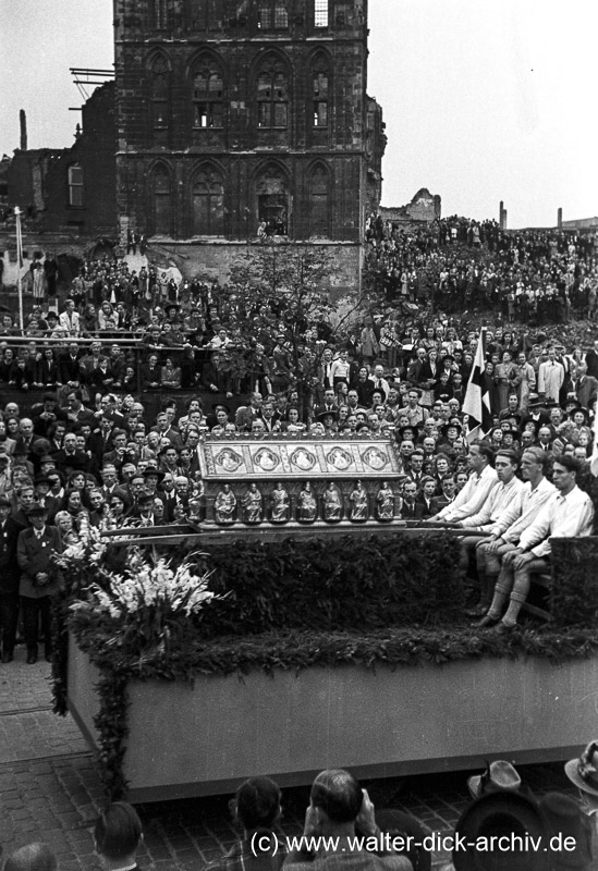 Der Kunibertschrein vor dem Rathaus 1948