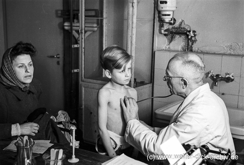 Ärztliche Untersuchung von Kindern im Gesundheitsamt am Neumarkt 1946