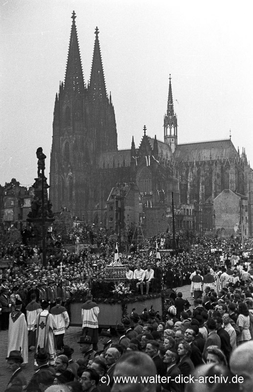 Die Schreinsprozession auf dem Alter Markt 1948