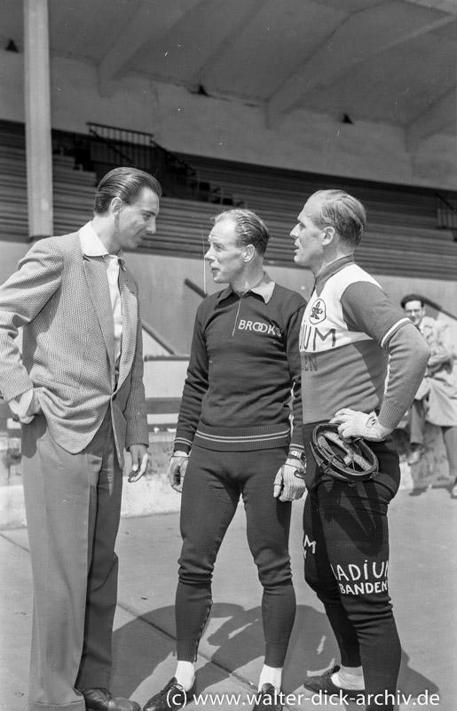 Kurt Brumme interviewt zwei Radsportler 1964