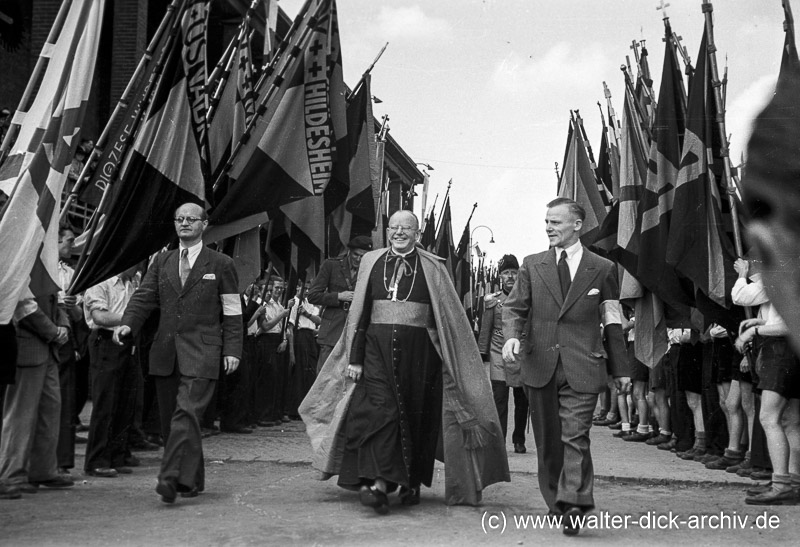 Ein Bischof betritt das Stadion 1948