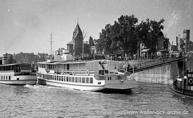 Am Rheinufer vor St. Maria Lyskirchen 1947