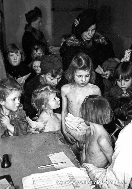 Ärztliche Untersuchung von Kindern im Gesundheitsamt am Neumarkt 1946