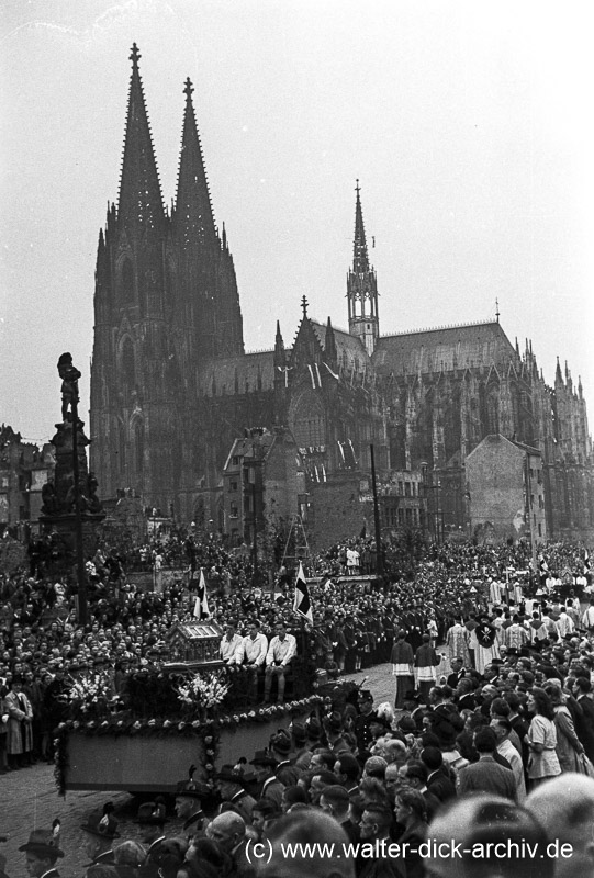 Die Schreinsprozession auf dem Alter Markt 1948