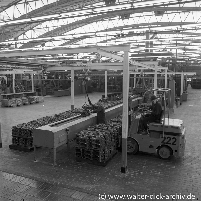 Beginn eines Motorenfließbandes bei Ford in Köln
