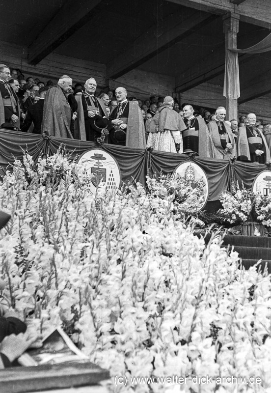 Der hohe Klerus im Stadion 1948