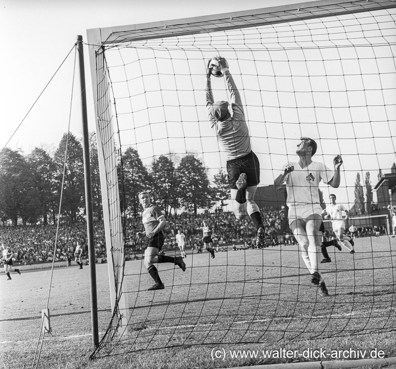 Szene im Stuttgarter Strafraum 1964