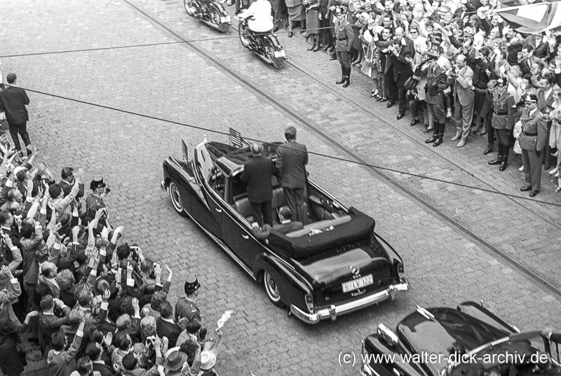 John F. Kennedy und Konrad Adenauer im offenen Mercedes 1963