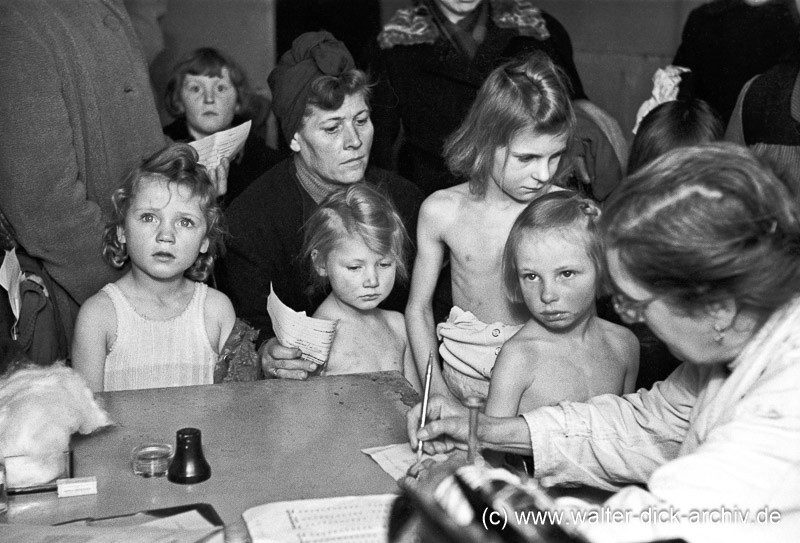 Ärztliche Untersuchung von Kindern im Gesundheitsamt am Neumarkt 1946